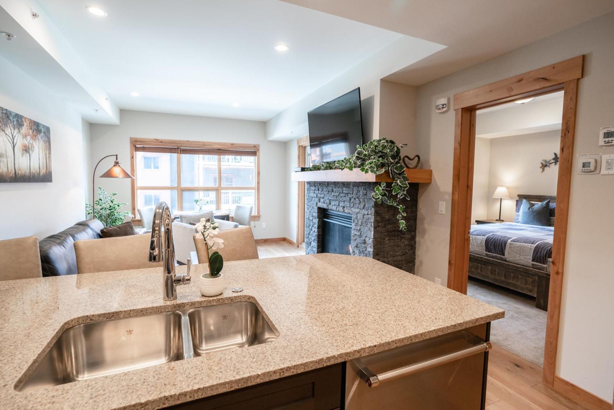 Spring Creek Luxury King One Bedroom At White Spruce Lodge Canmore Luaran gambar