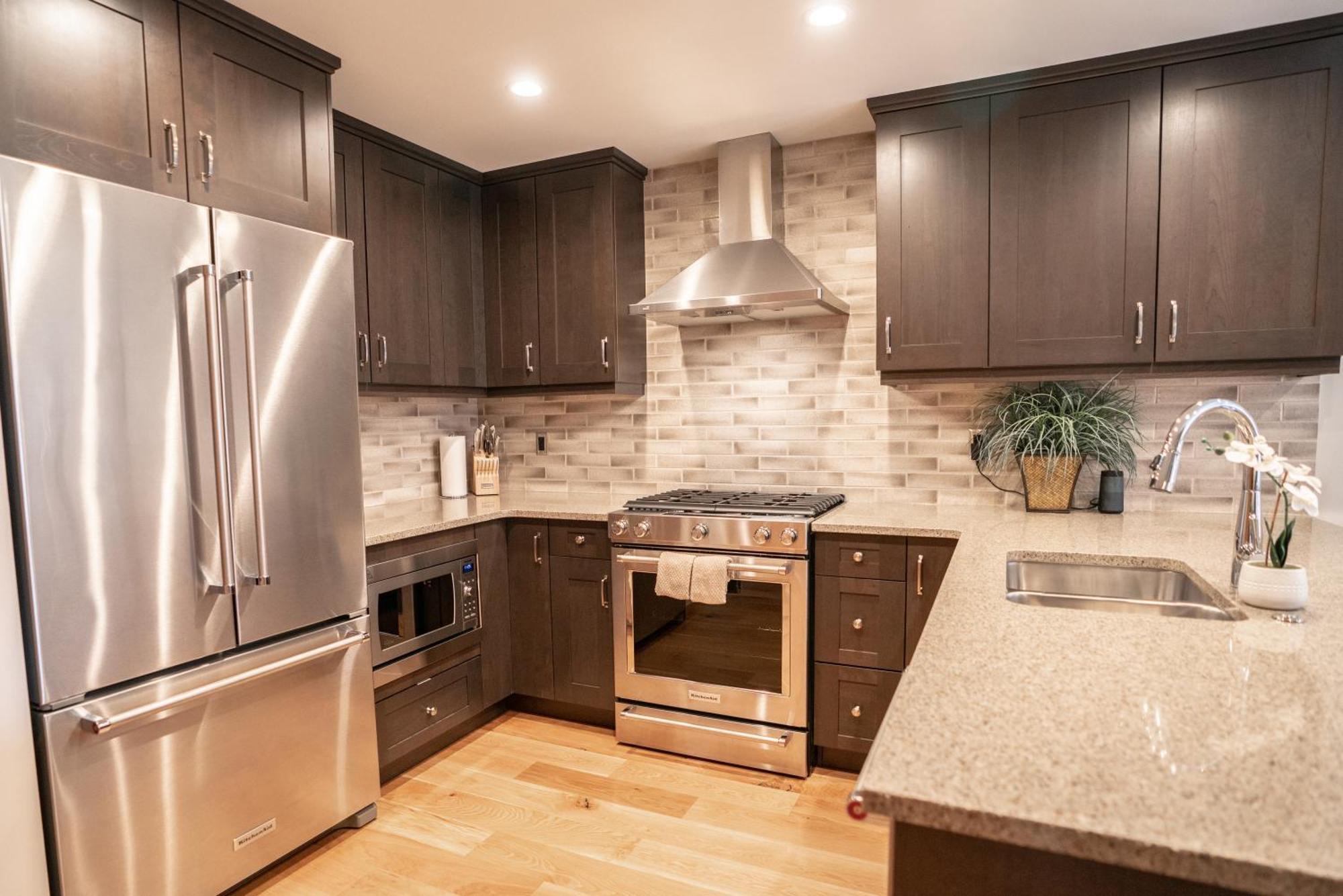 Spring Creek Luxury King One Bedroom At White Spruce Lodge Canmore Luaran gambar
