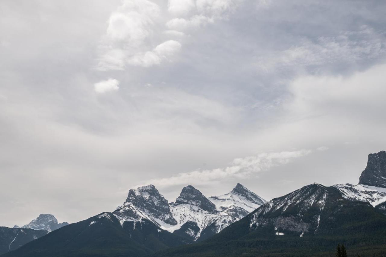 Spring Creek Luxury King One Bedroom At White Spruce Lodge Canmore Luaran gambar
