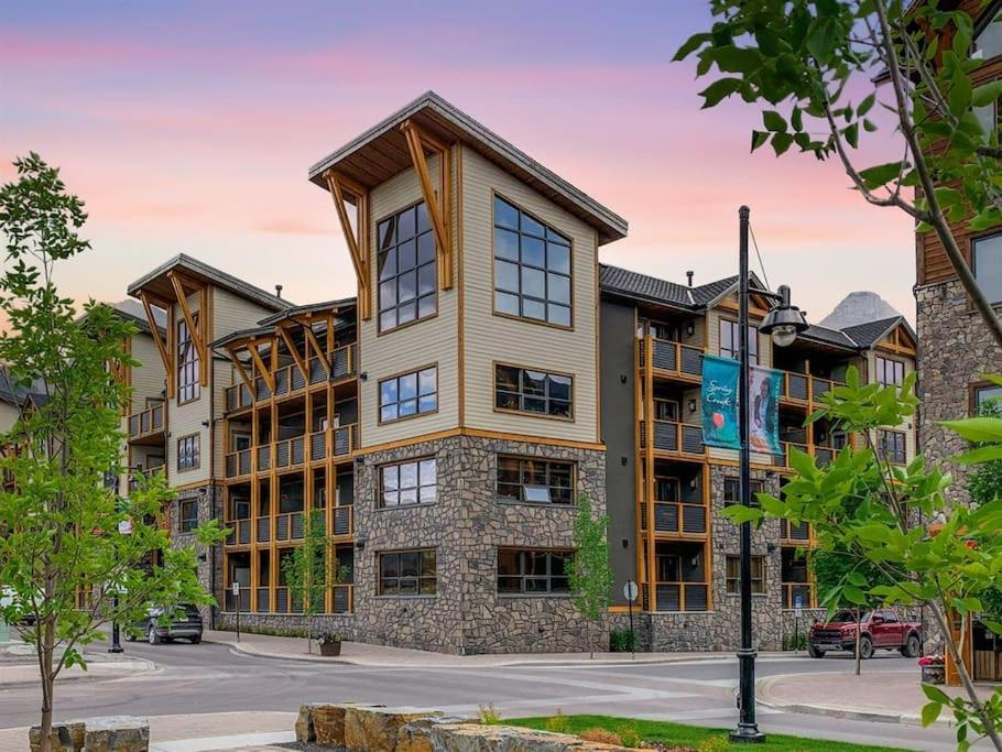 Spring Creek Luxury King One Bedroom At White Spruce Lodge Canmore Luaran gambar
