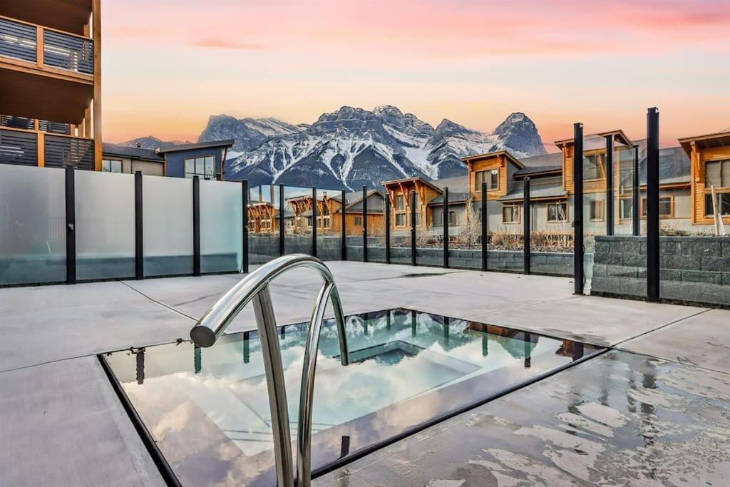 Spring Creek Luxury King One Bedroom At White Spruce Lodge Canmore Luaran gambar