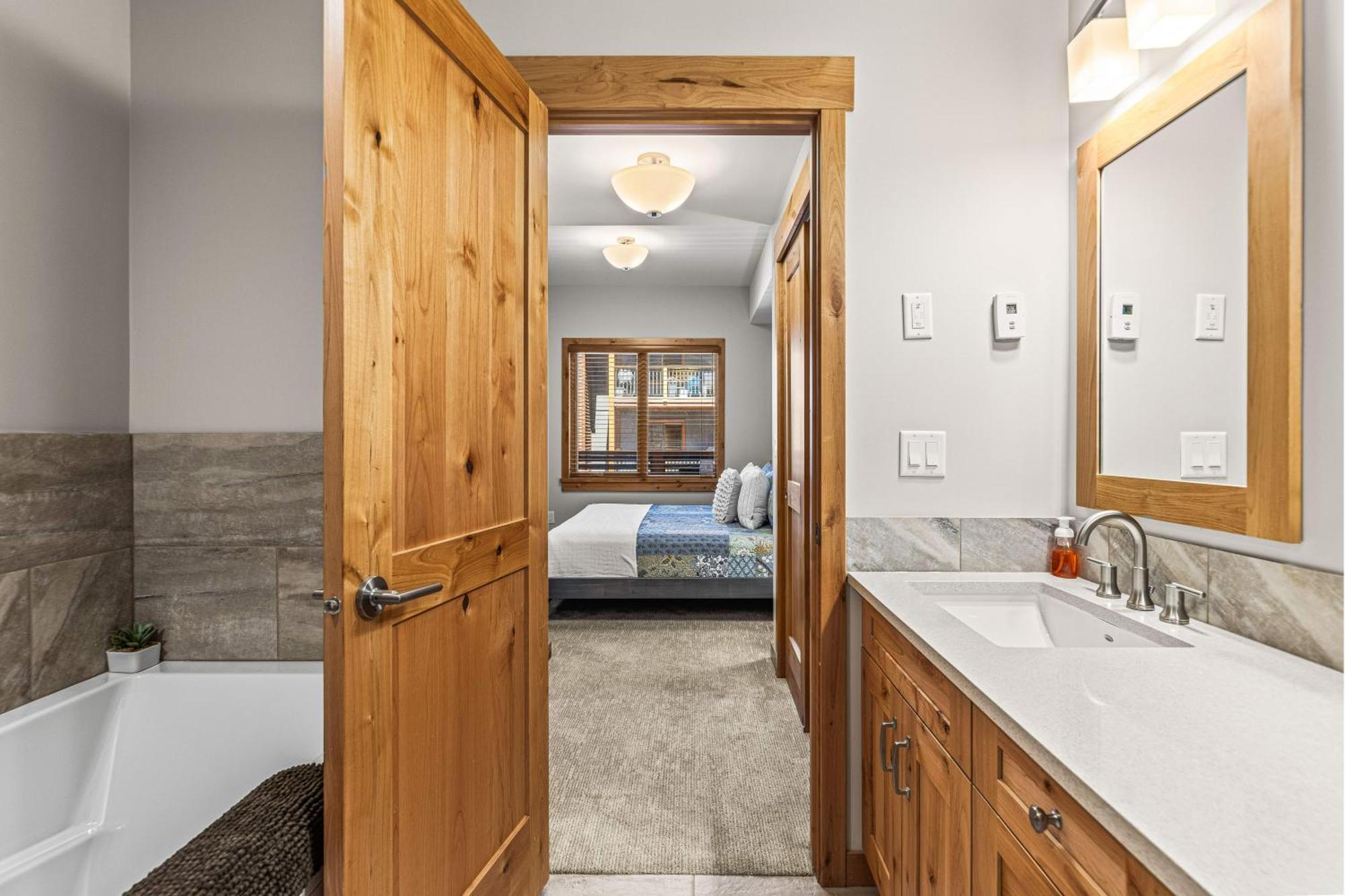 Spring Creek Luxury King One Bedroom At White Spruce Lodge Canmore Luaran gambar