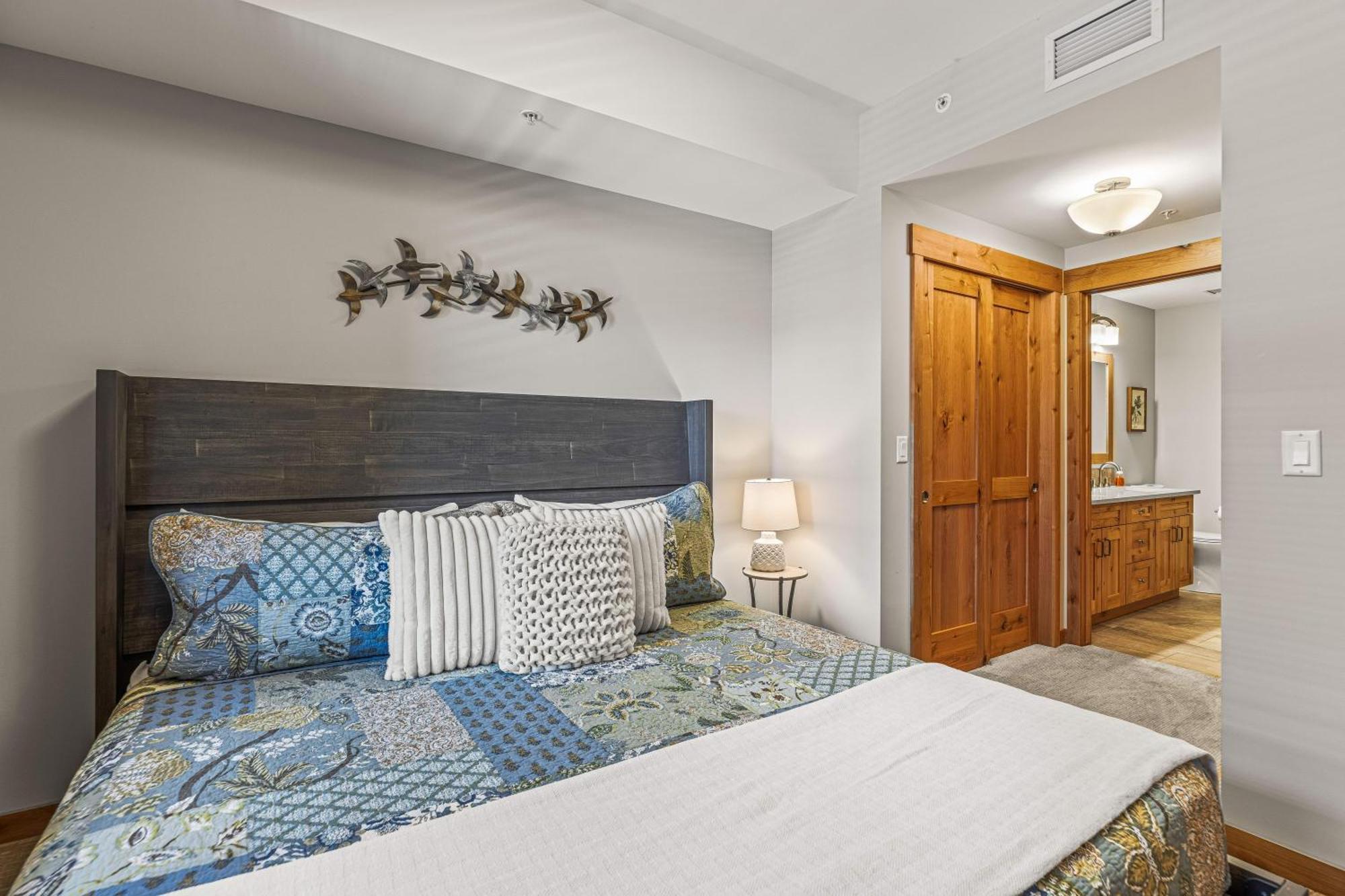 Spring Creek Luxury King One Bedroom At White Spruce Lodge Canmore Luaran gambar