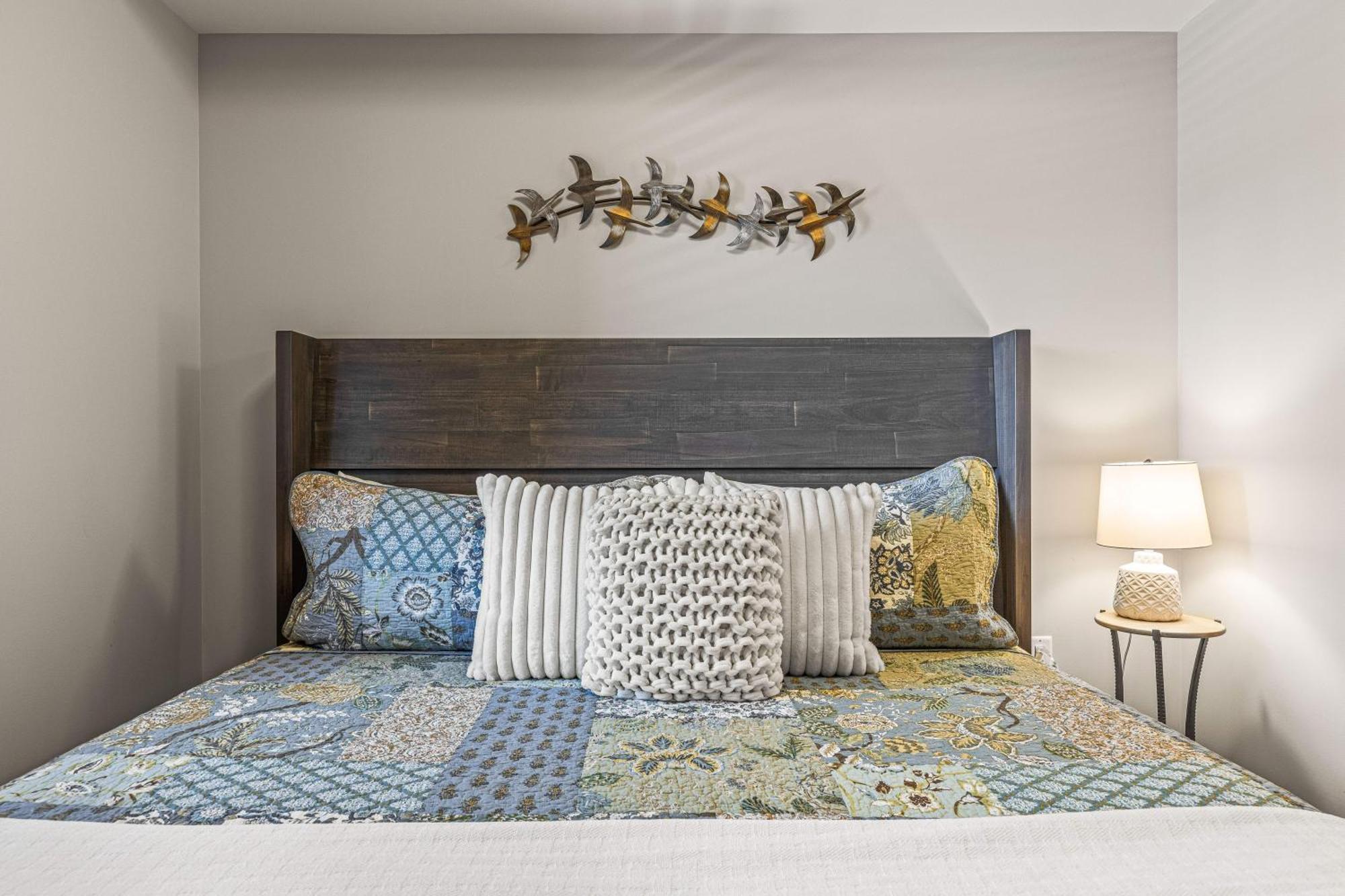 Spring Creek Luxury King One Bedroom At White Spruce Lodge Canmore Luaran gambar