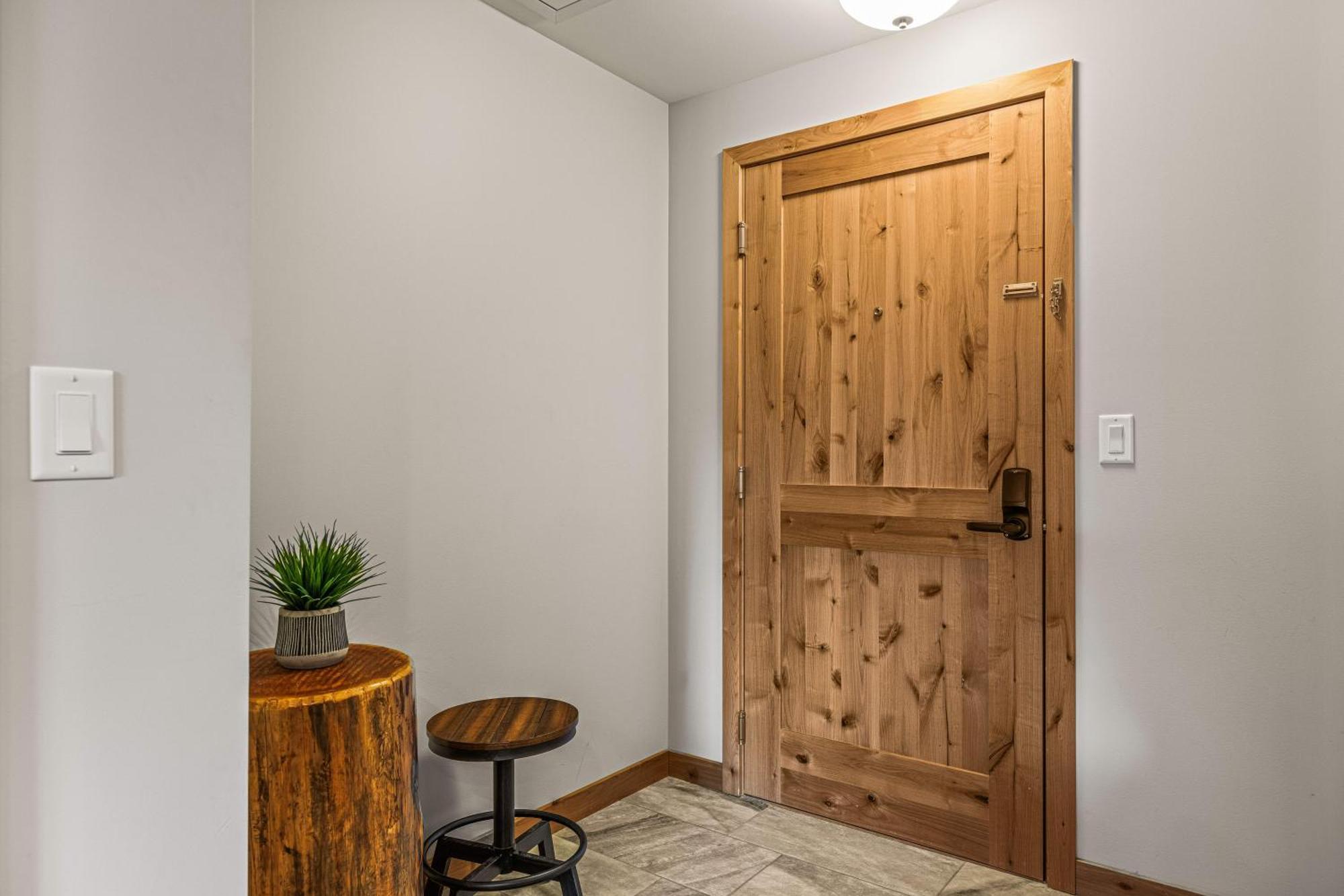 Spring Creek Luxury King One Bedroom At White Spruce Lodge Canmore Luaran gambar