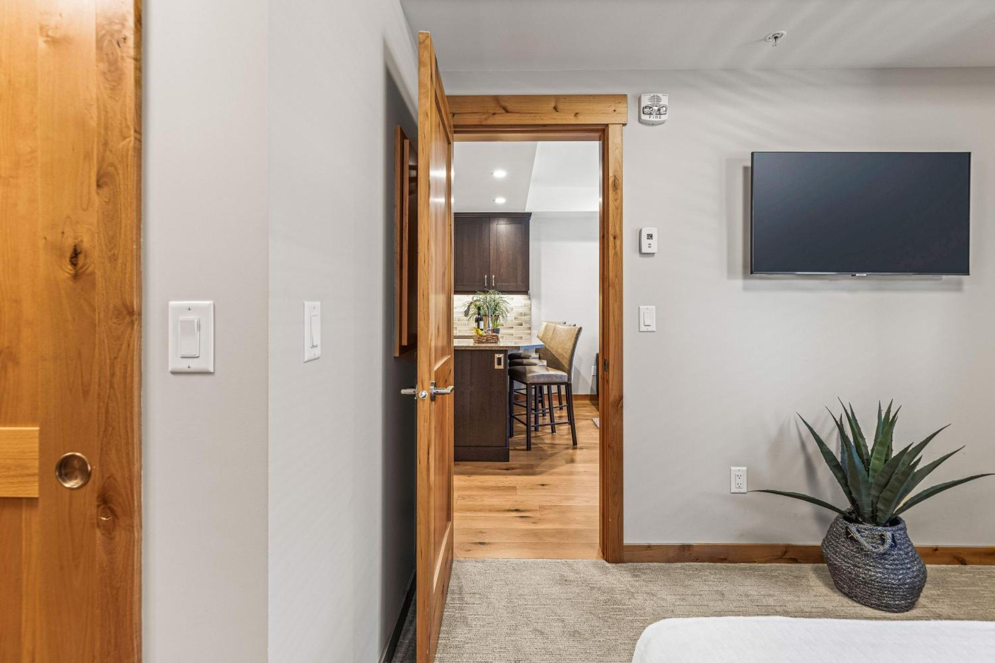 Spring Creek Luxury King One Bedroom At White Spruce Lodge Canmore Luaran gambar