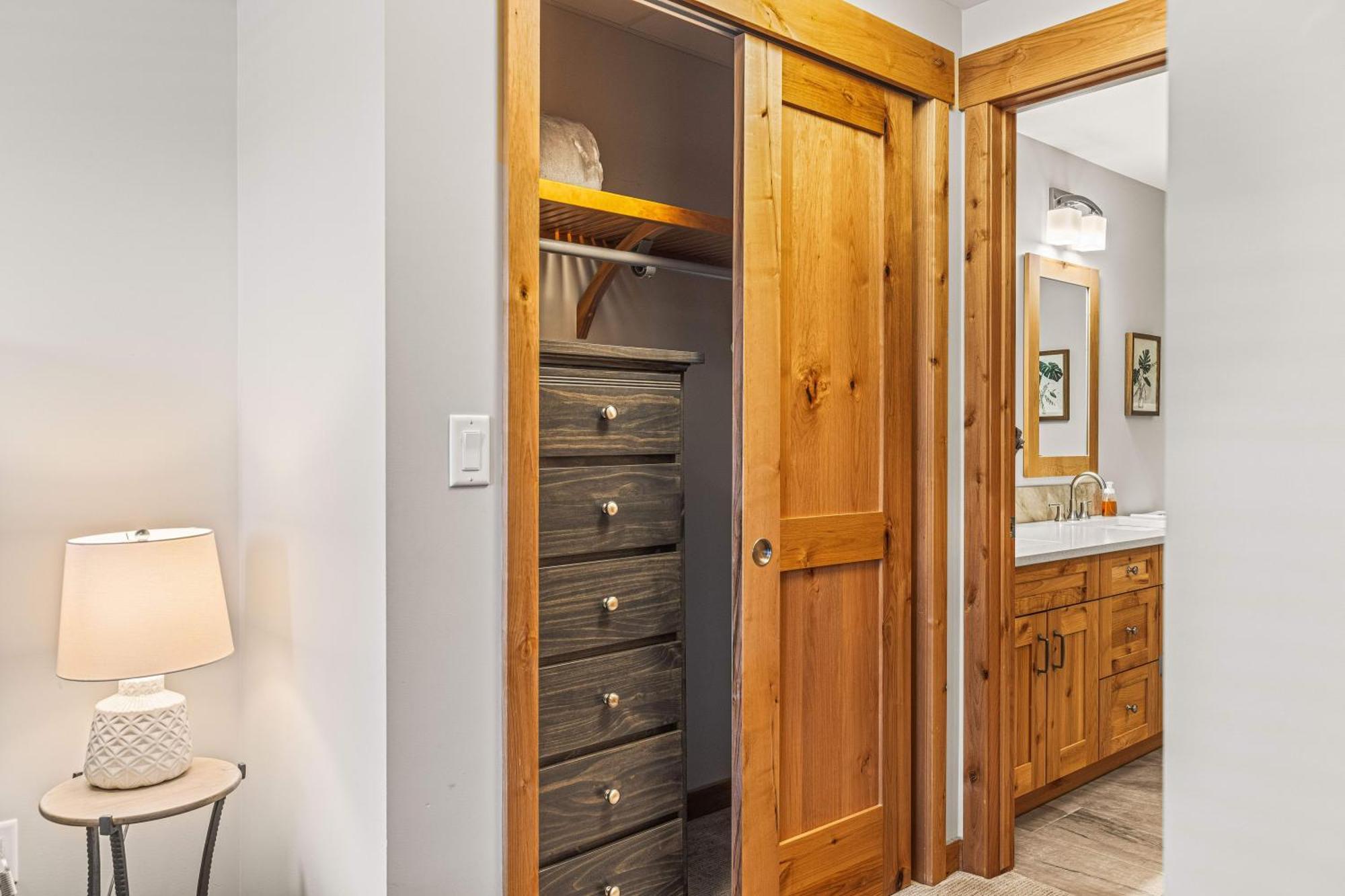 Spring Creek Luxury King One Bedroom At White Spruce Lodge Canmore Luaran gambar
