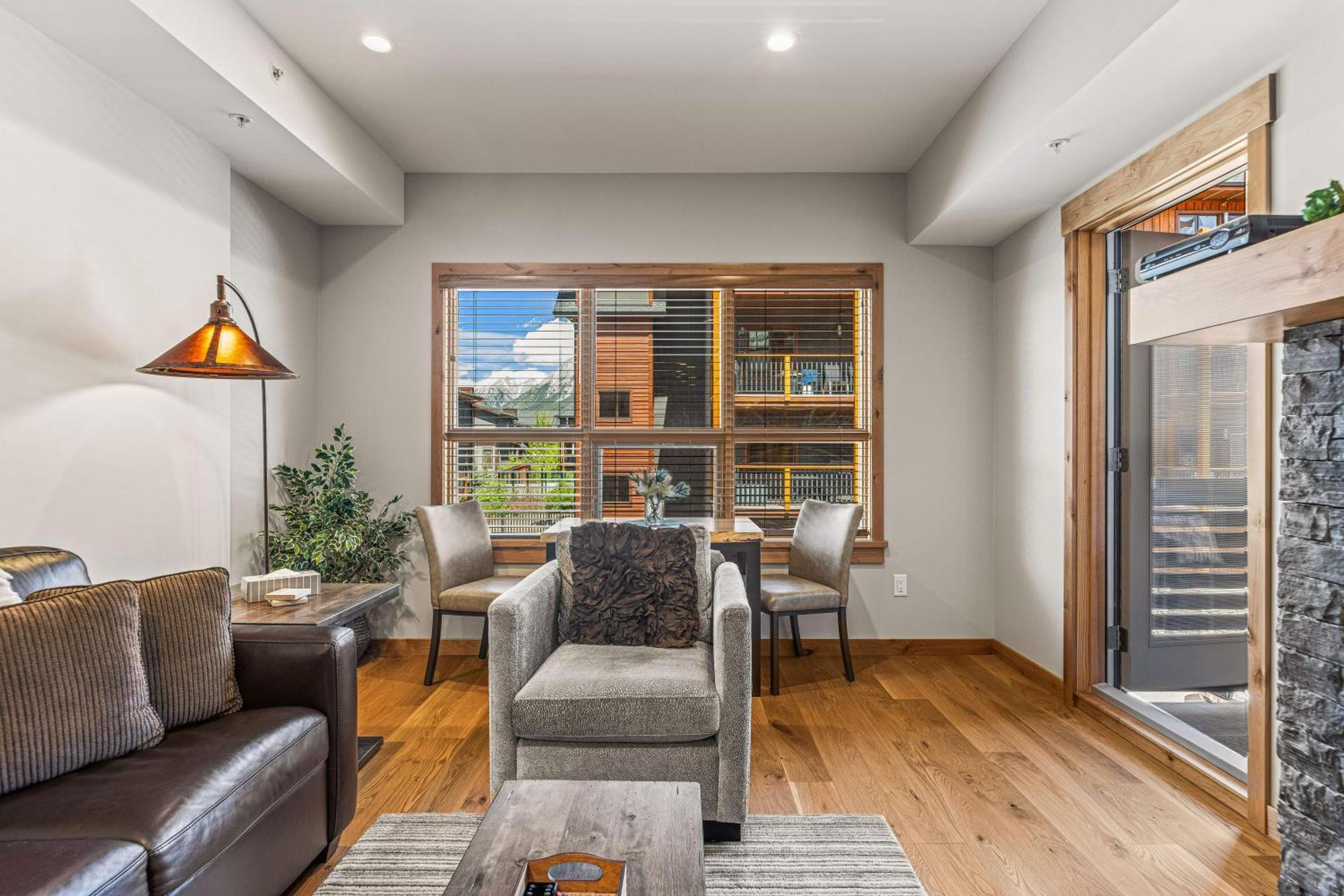 Spring Creek Luxury King One Bedroom At White Spruce Lodge Canmore Luaran gambar