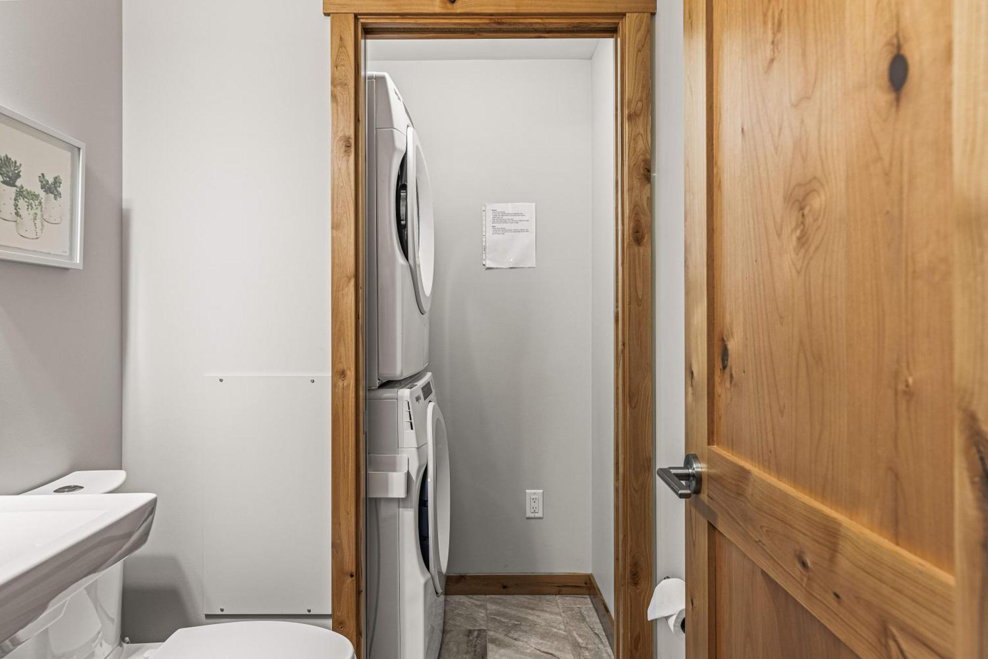 Spring Creek Luxury King One Bedroom At White Spruce Lodge Canmore Luaran gambar