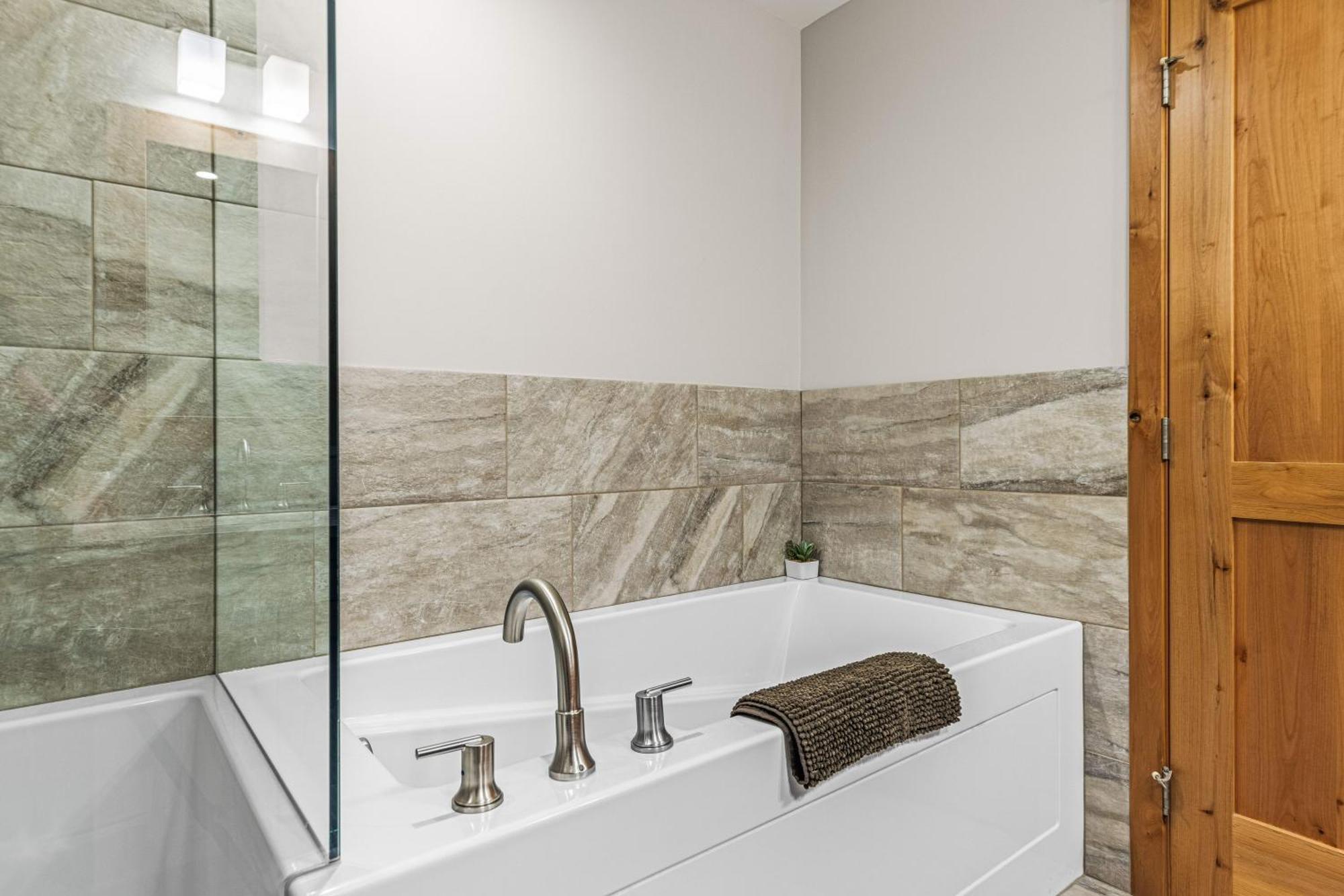 Spring Creek Luxury King One Bedroom At White Spruce Lodge Canmore Luaran gambar