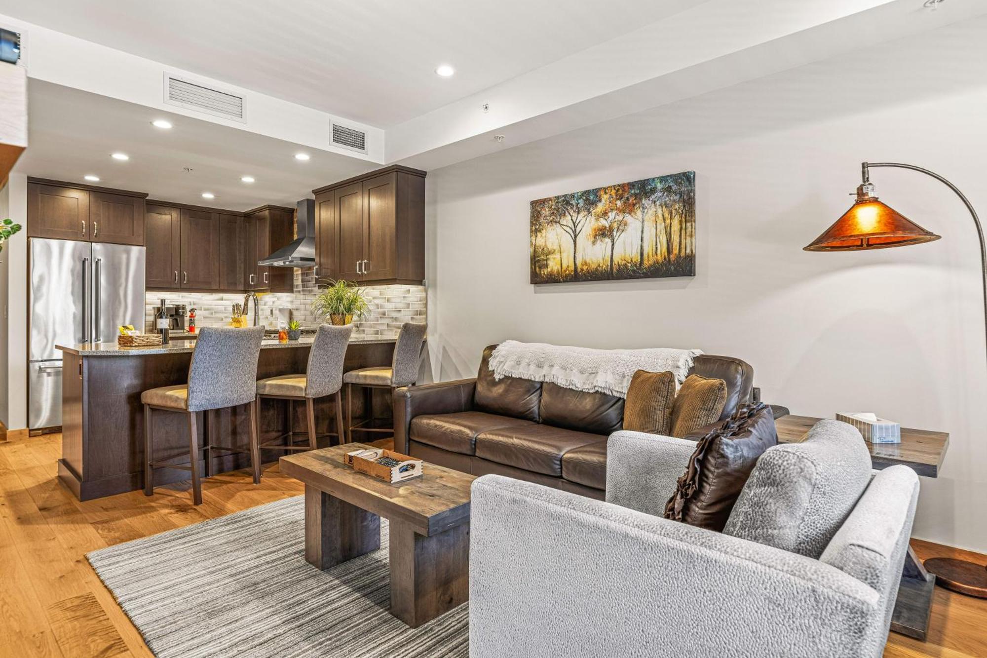 Spring Creek Luxury King One Bedroom At White Spruce Lodge Canmore Luaran gambar
