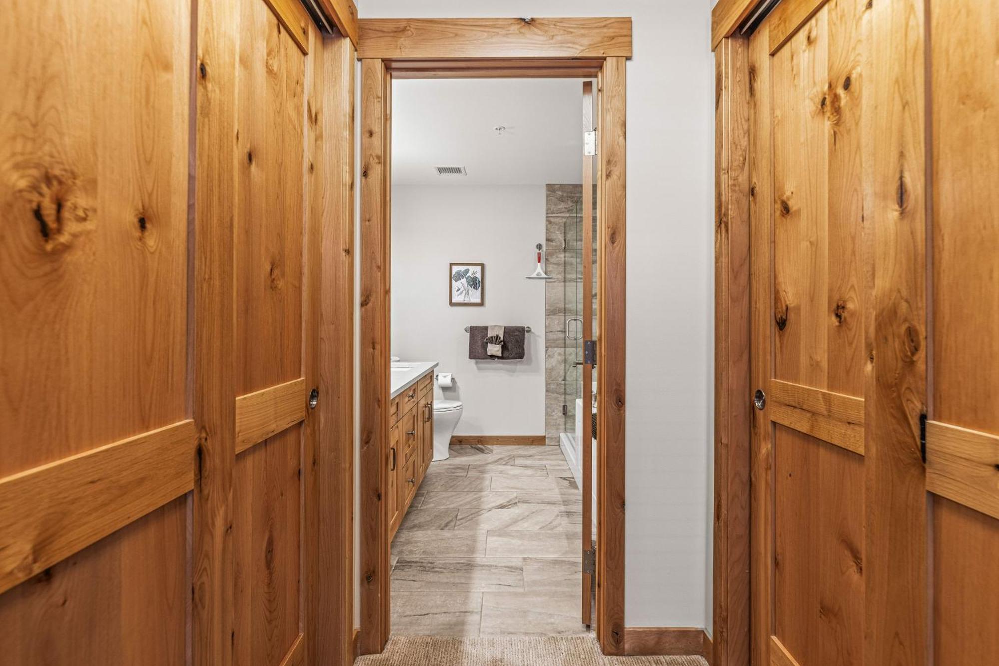 Spring Creek Luxury King One Bedroom At White Spruce Lodge Canmore Luaran gambar