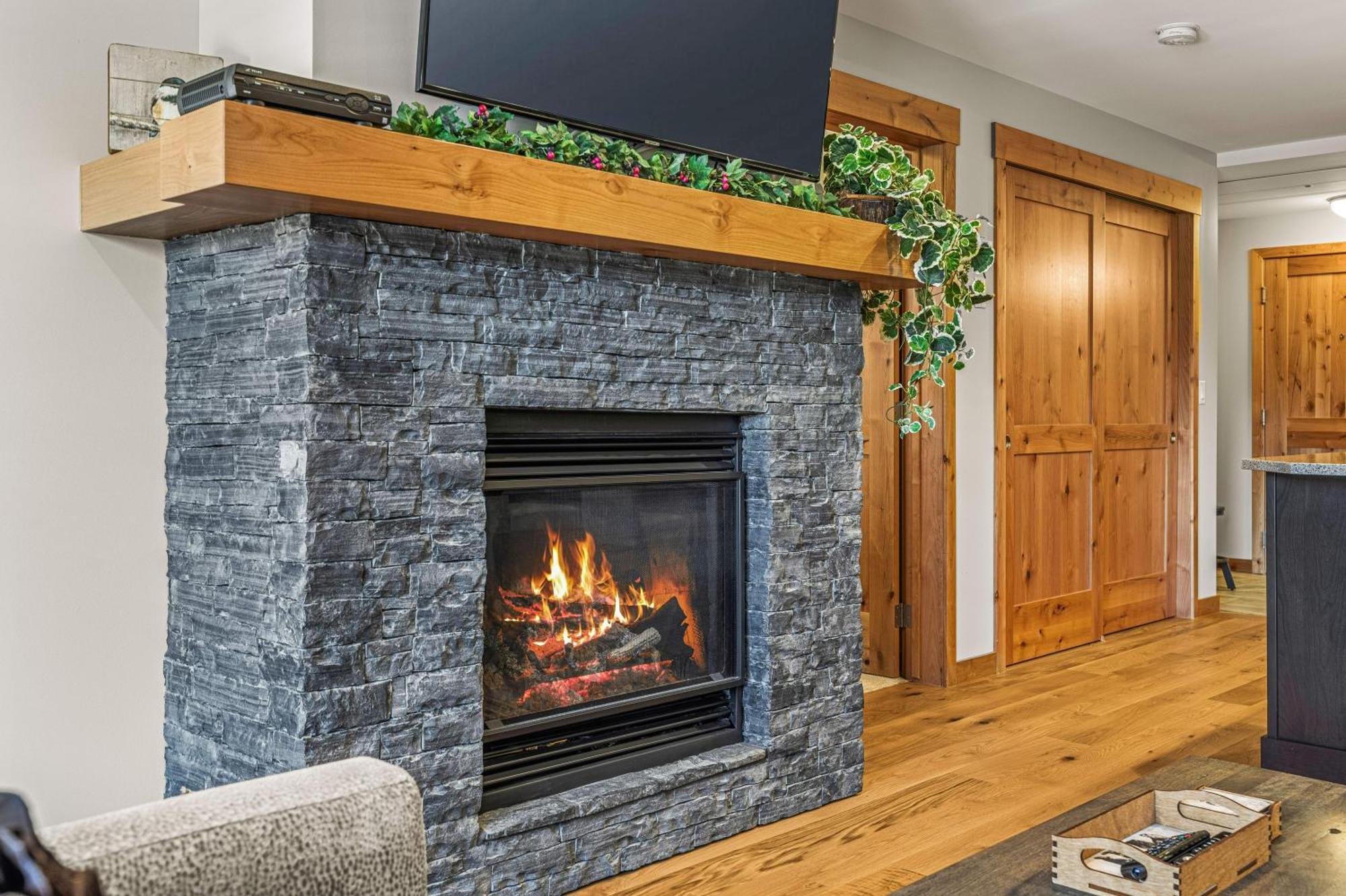 Spring Creek Luxury King One Bedroom At White Spruce Lodge Canmore Luaran gambar