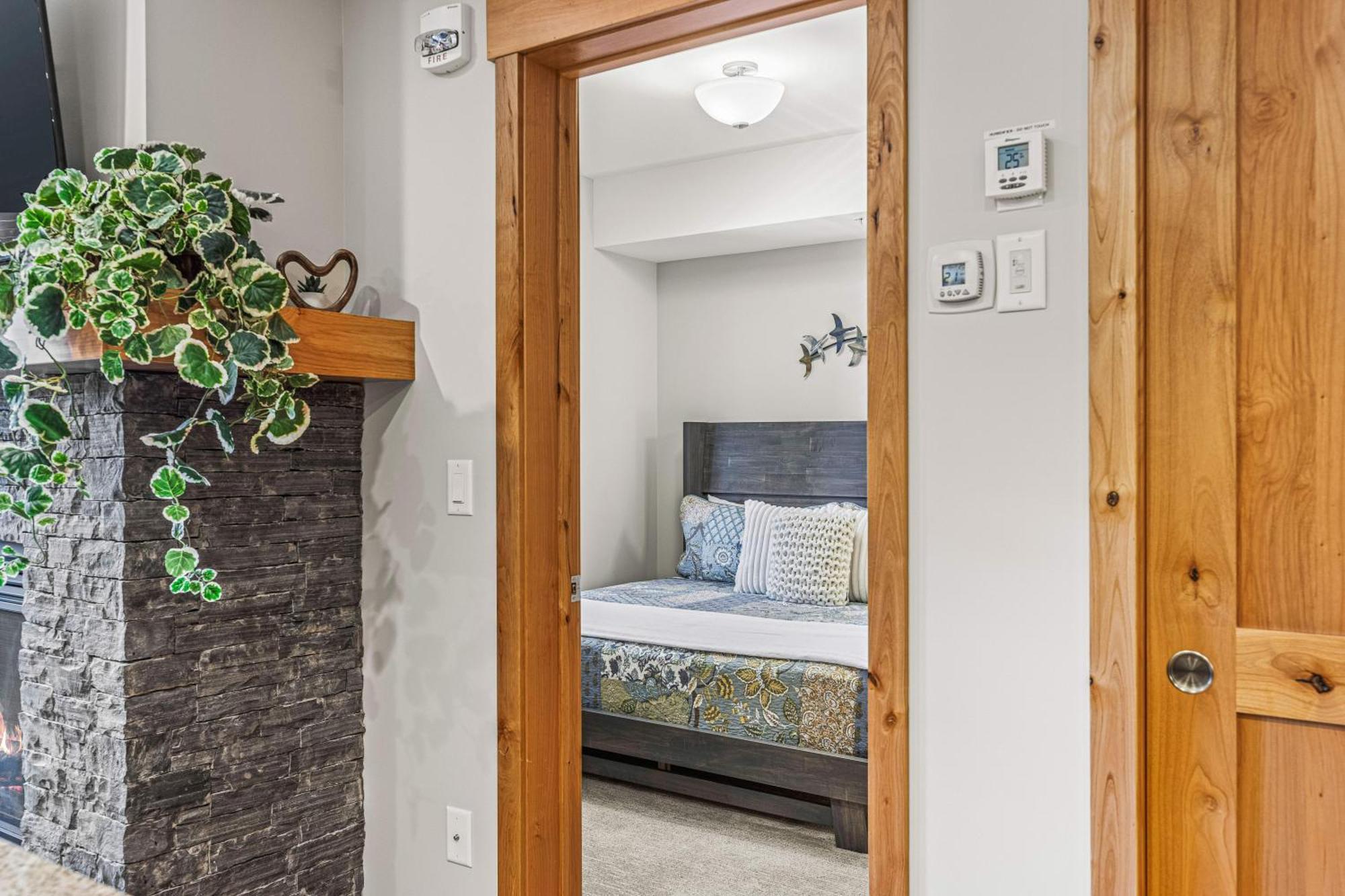 Spring Creek Luxury King One Bedroom At White Spruce Lodge Canmore Luaran gambar