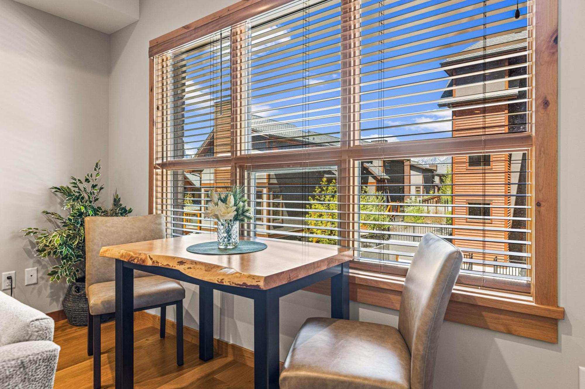 Spring Creek Luxury King One Bedroom At White Spruce Lodge Canmore Luaran gambar