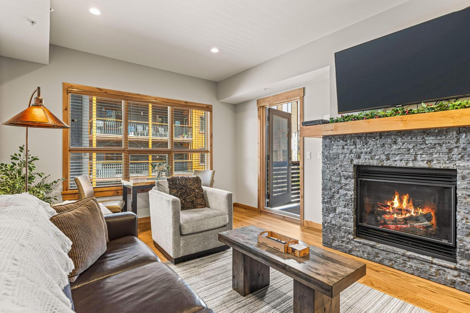 Spring Creek Luxury King One Bedroom At White Spruce Lodge Canmore Luaran gambar