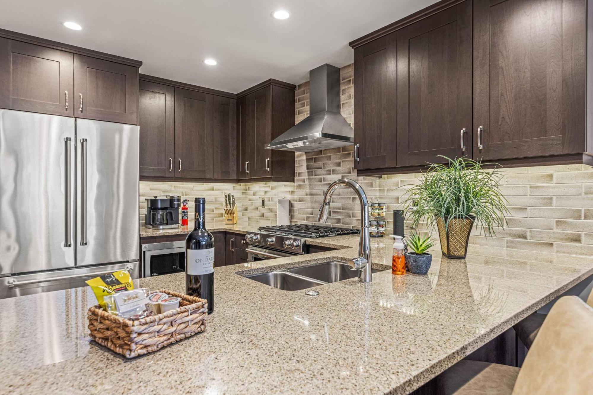 Spring Creek Luxury King One Bedroom At White Spruce Lodge Canmore Luaran gambar