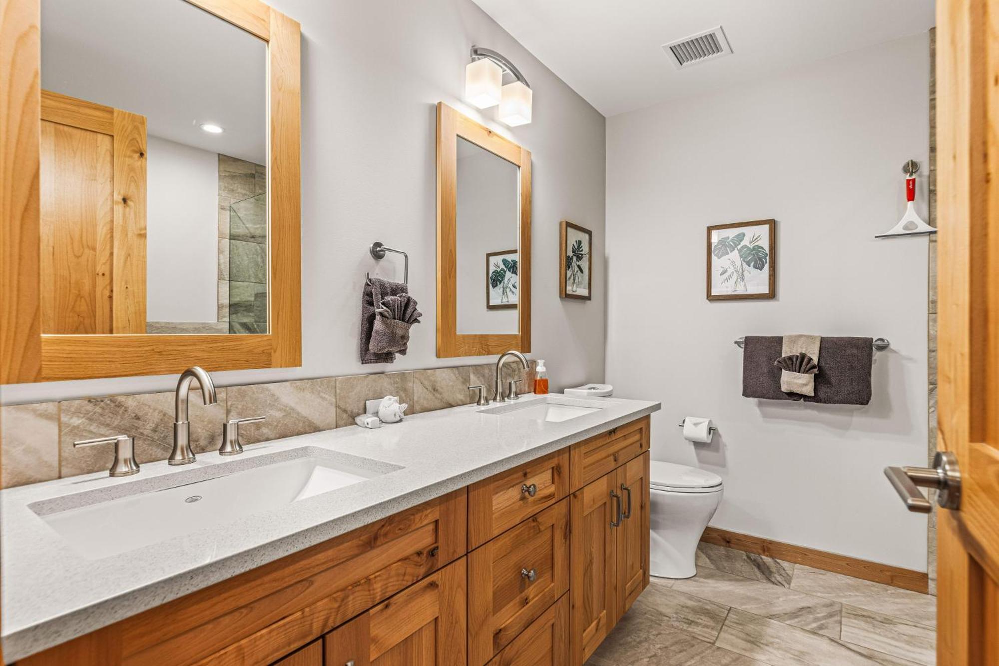 Spring Creek Luxury King One Bedroom At White Spruce Lodge Canmore Luaran gambar