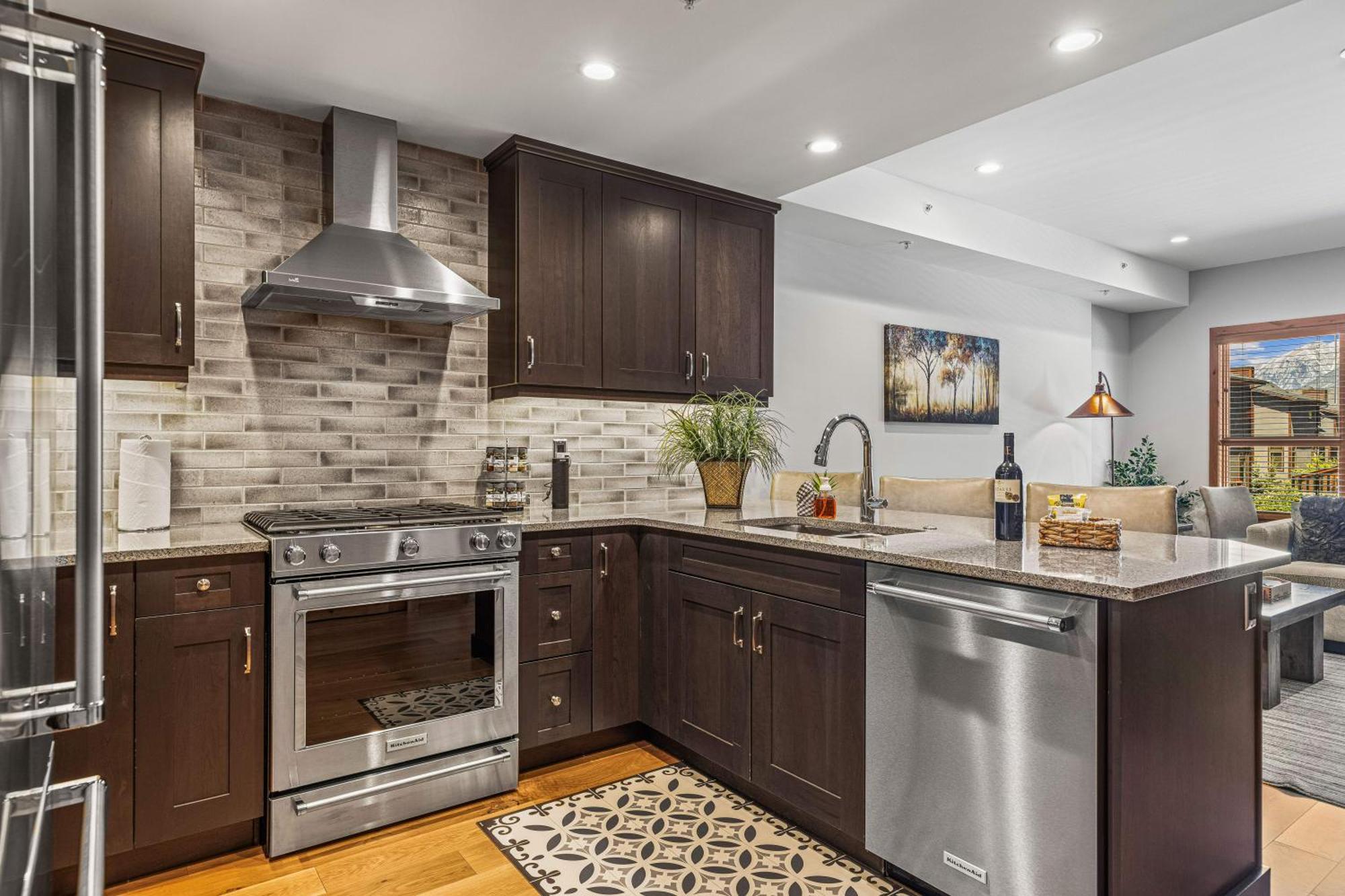 Spring Creek Luxury King One Bedroom At White Spruce Lodge Canmore Luaran gambar