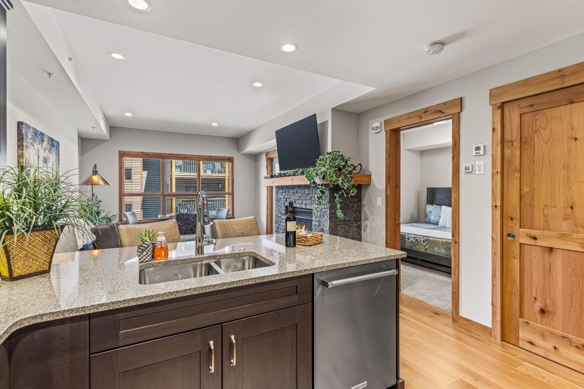 Spring Creek Luxury King One Bedroom At White Spruce Lodge Canmore Luaran gambar