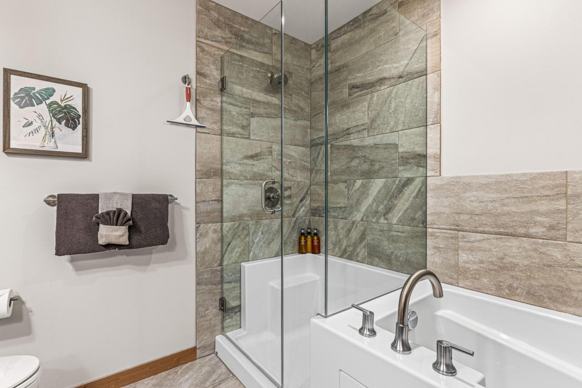 Spring Creek Luxury King One Bedroom At White Spruce Lodge Canmore Luaran gambar
