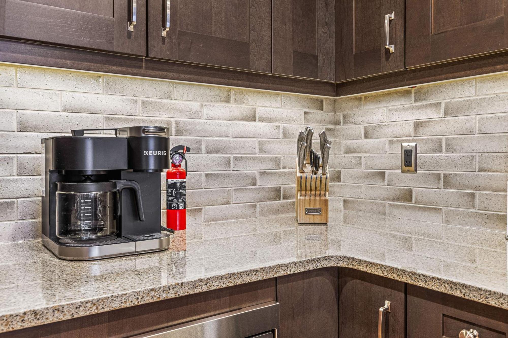 Spring Creek Luxury King One Bedroom At White Spruce Lodge Canmore Luaran gambar