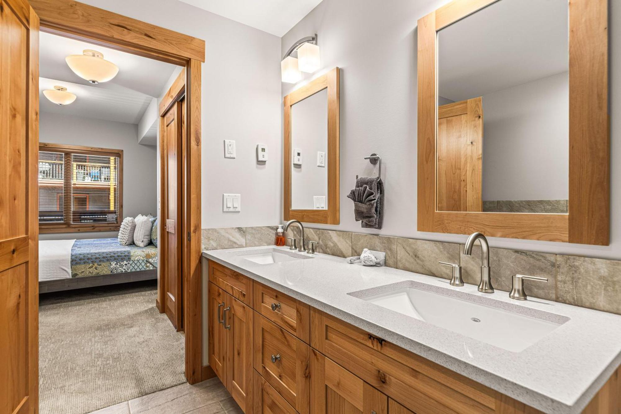 Spring Creek Luxury King One Bedroom At White Spruce Lodge Canmore Luaran gambar
