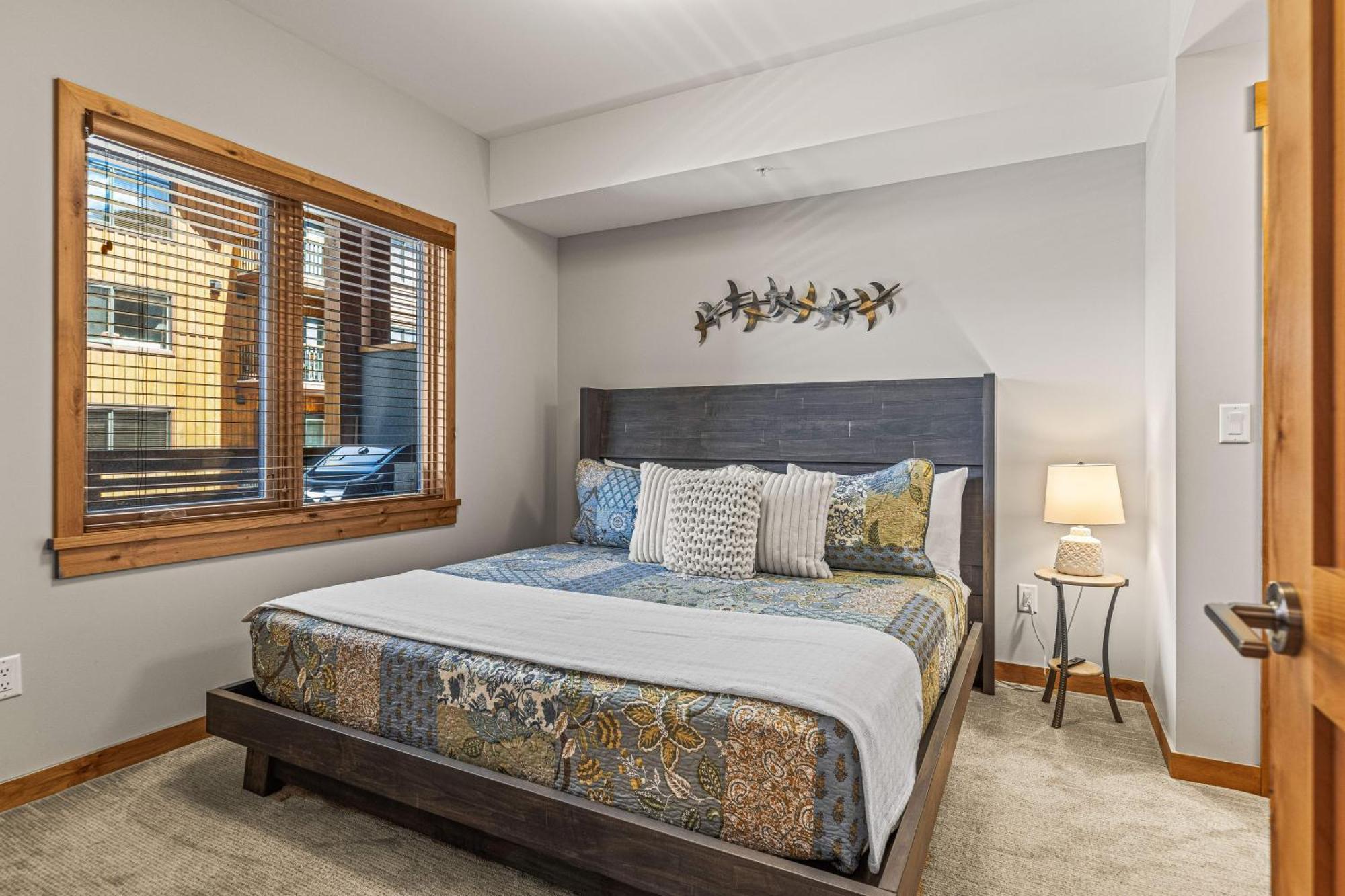 Spring Creek Luxury King One Bedroom At White Spruce Lodge Canmore Luaran gambar