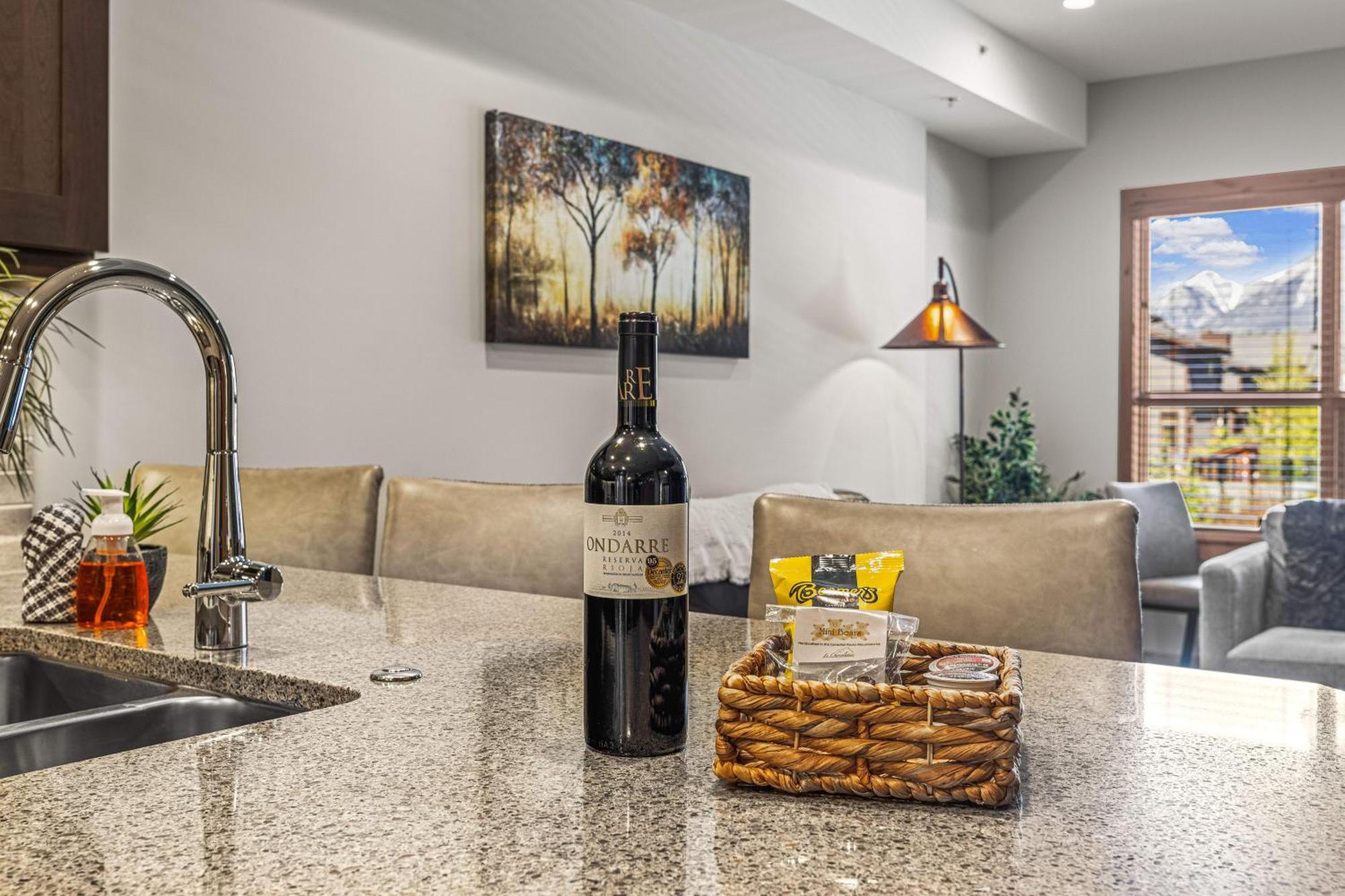 Spring Creek Luxury King One Bedroom At White Spruce Lodge Canmore Luaran gambar