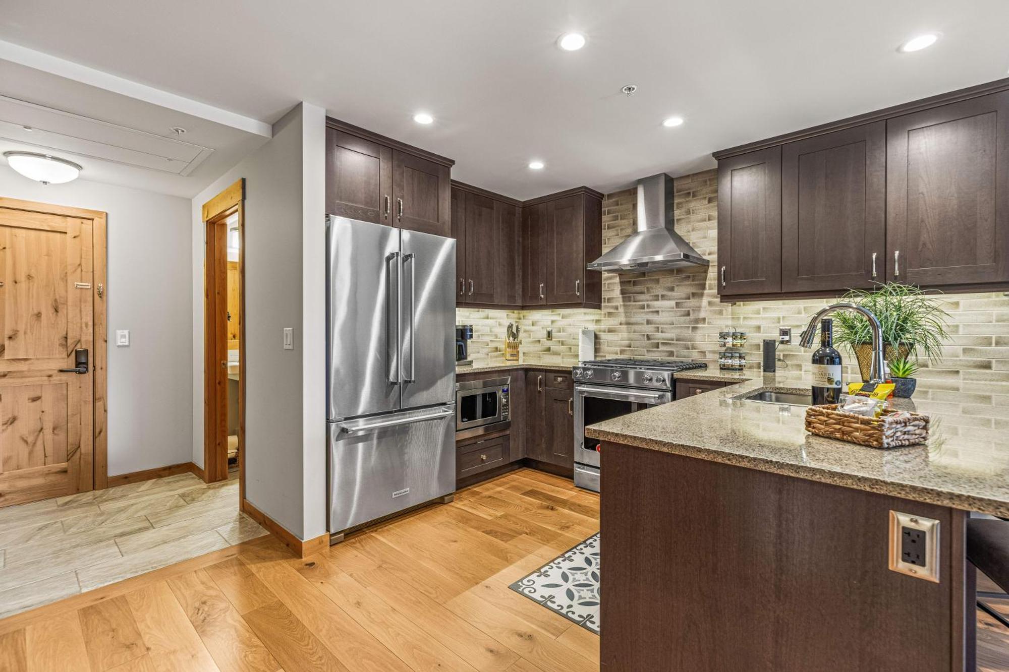 Spring Creek Luxury King One Bedroom At White Spruce Lodge Canmore Luaran gambar