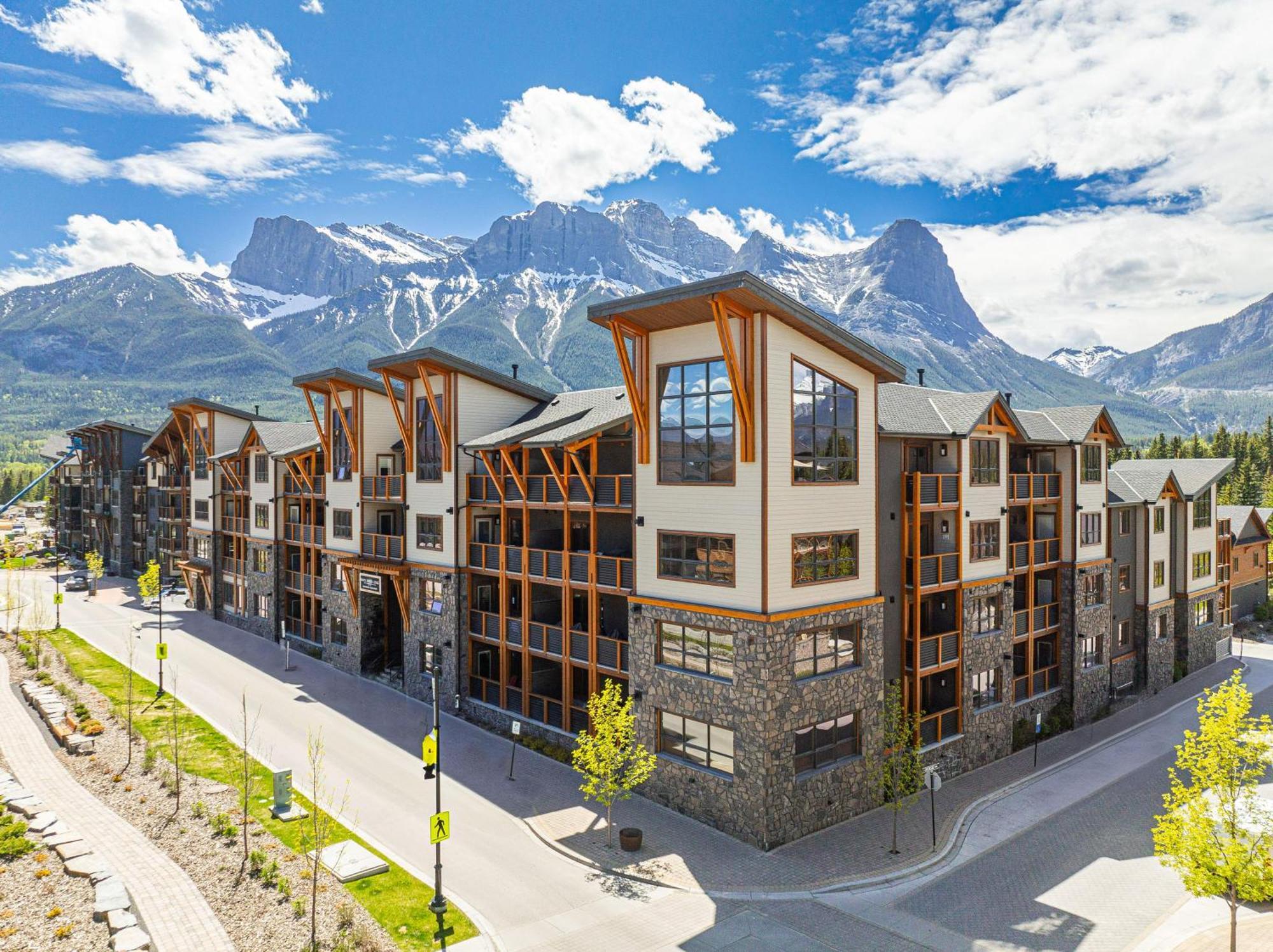 Spring Creek Luxury King One Bedroom At White Spruce Lodge Canmore Luaran gambar